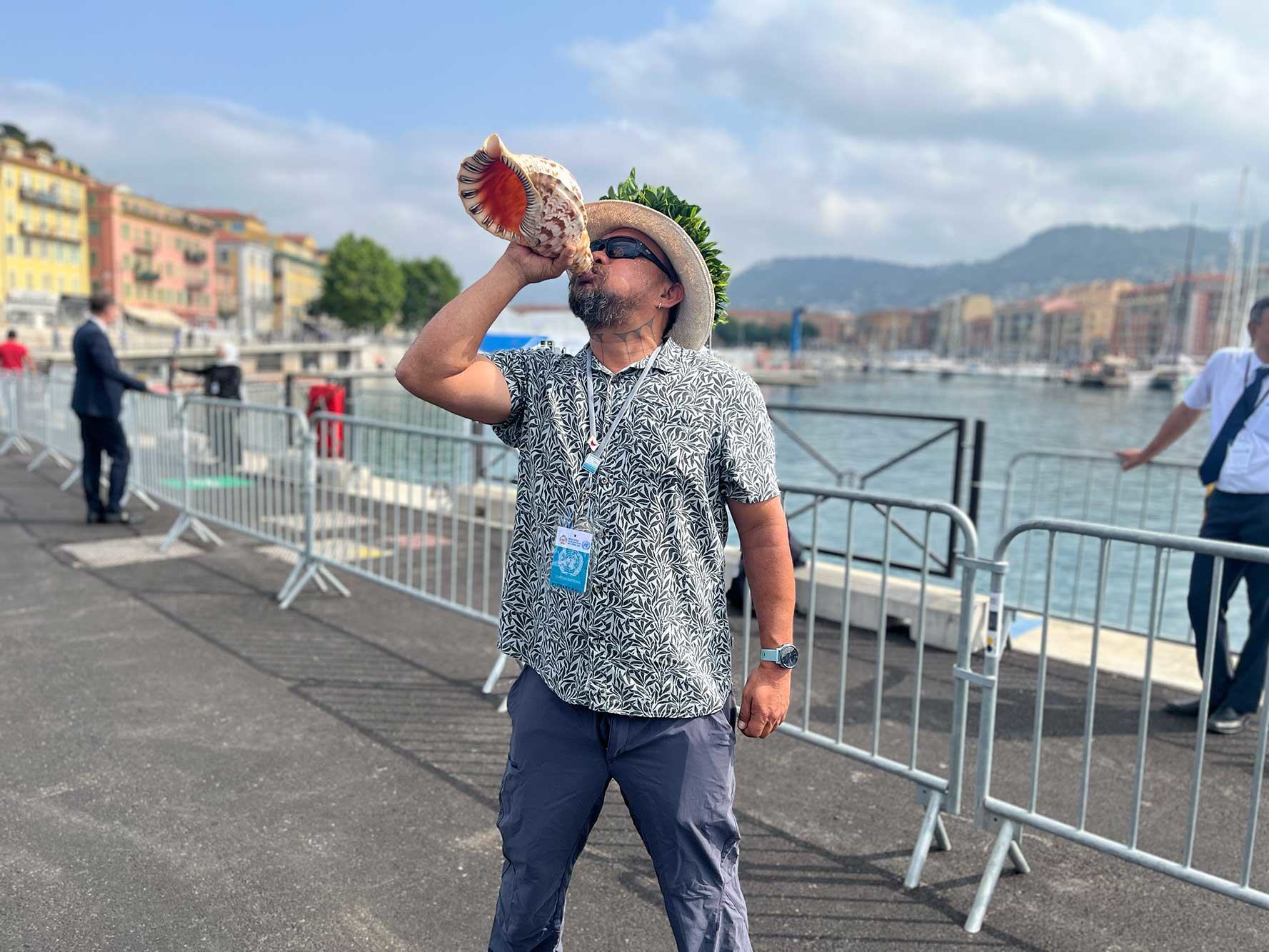 Ludovic Burns Tuki marked the start of the summit by blowing a pu, a traditional conch shell Ludovic Burns Tuki marked the start of the summit by blowing a pu, a traditional conch shell