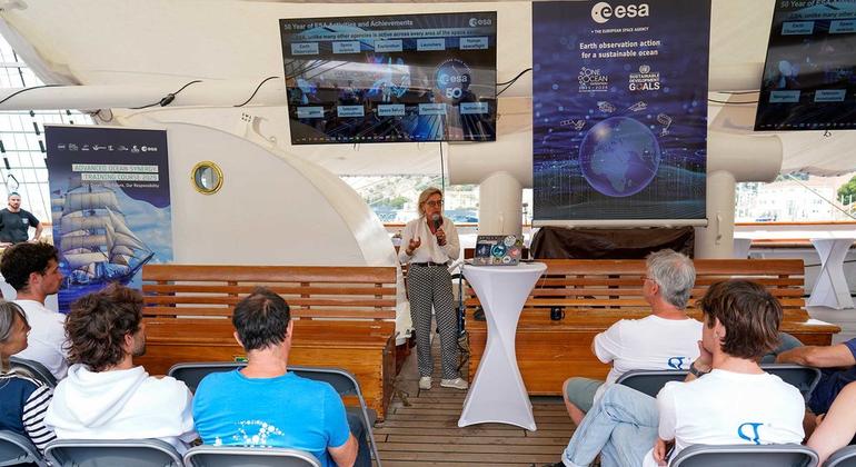 Simonetta Cheli (middle), Director of ESA’s Earth Observation, briefs about the training course. 