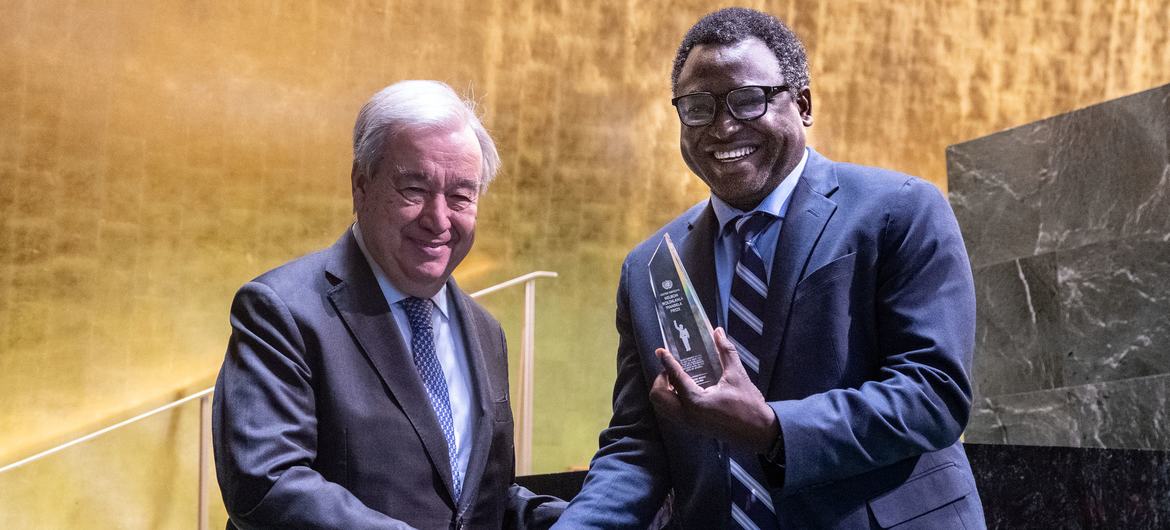 Secretary-General António Guterres (left) with Nelson Mandela Prize awardee Kennedy Odede of Kenya at the informal meeting on the observance of the annual Nelson Mandela International Day.