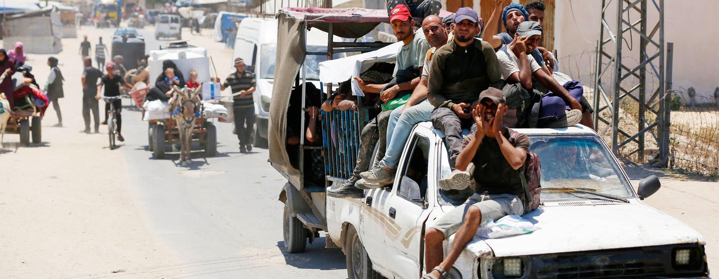 Families evacuate from Deir Al-Balah in the Gaza Strip