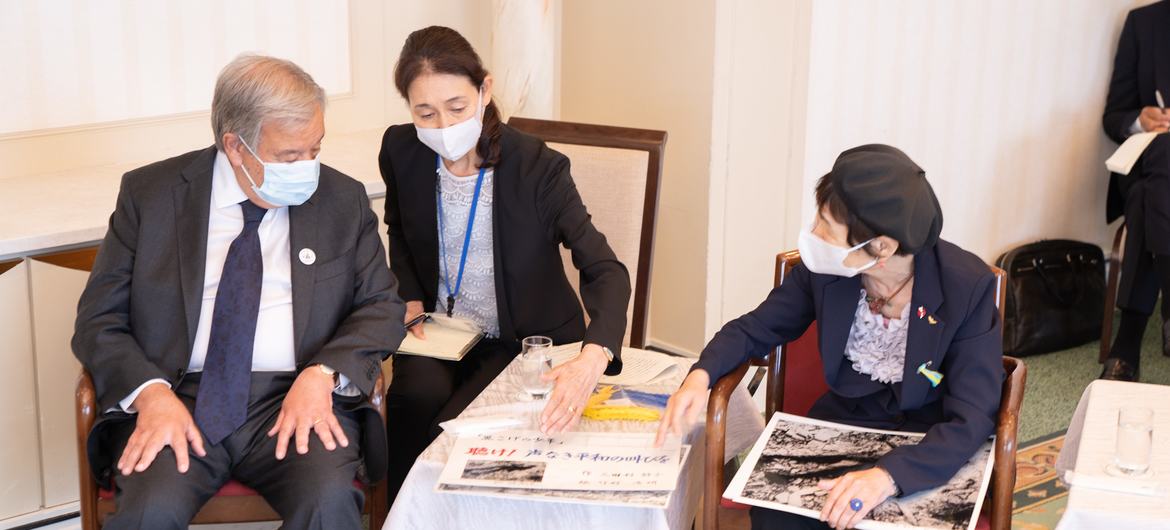 UN Secretary-General António Guterres met with hibakusha from Hiroshima and Nagasaki during a visit to Japan in 2022.
