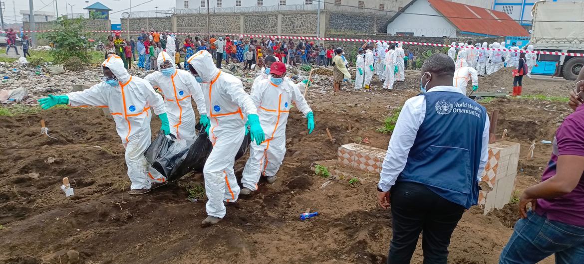 Bodies are being buried with the assistance of WHO personnel in the aftermath of the fall of Goma to M23 rebels in early February 2025. (file)