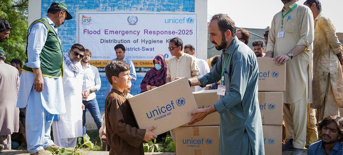 With the Government of Pakistan, UNICEF teams are delivering tents, blankets, medicines, drinking water and hygiene kits to families in need.