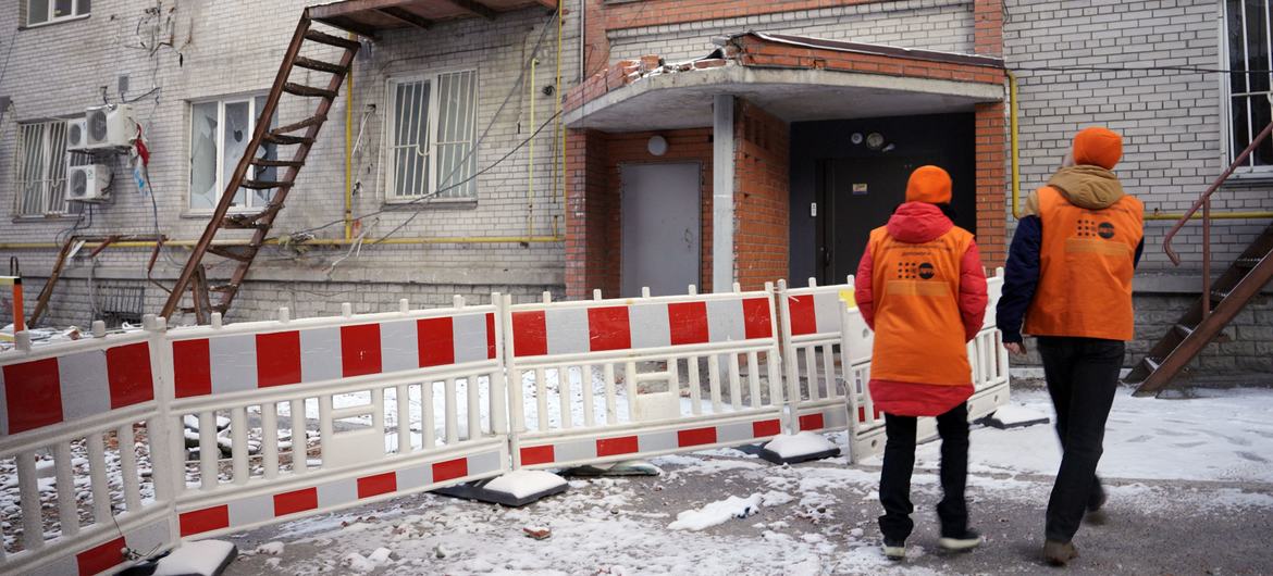 UNFPA’s mobile psychosocial support teams travel across Ukraine, including to the front lines, offering immediate emergency interventions as well as access to longer-term assistance.