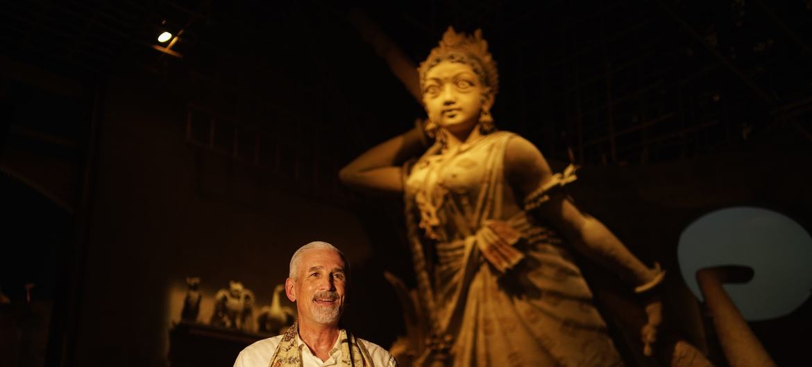 UN Resident Coordinator in India, Shombi Sharp visits a Durga Puja pandal in Kolkata, India.
