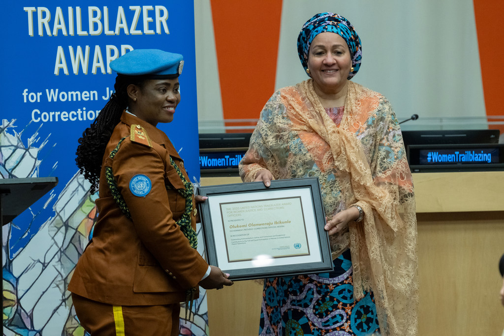 Deputy Secretary-General Amina J. Mohammed (right) presents the Trailblazer Award to the 2025 winner Olukemi Ibikunle, a correctional officer from Nigeria deployed to MONUSCO.