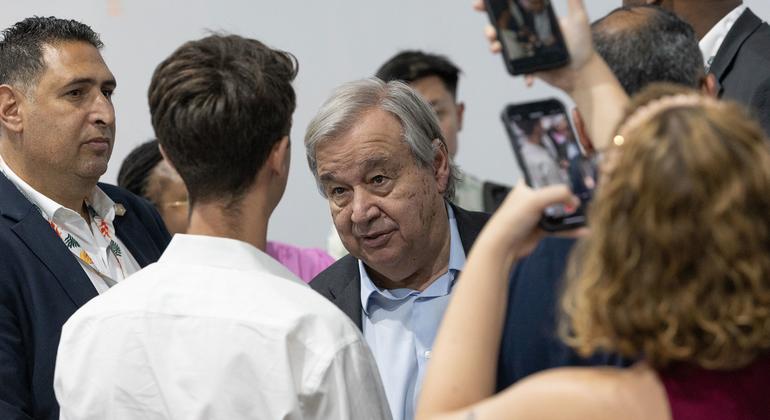 Participants during UN Secretary-General António Guterres’s Youth Roundtable at COP30 in Belém, Brazil.