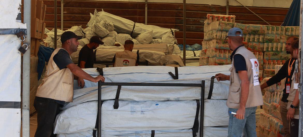 IOM’s Common Pipeline partner BLDA distributes tents to families seeking safer shelter following the recent ceasefire. 