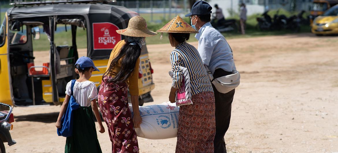 Earthquake affected families receive food aid at a WFP distribution site in Sagaing region.