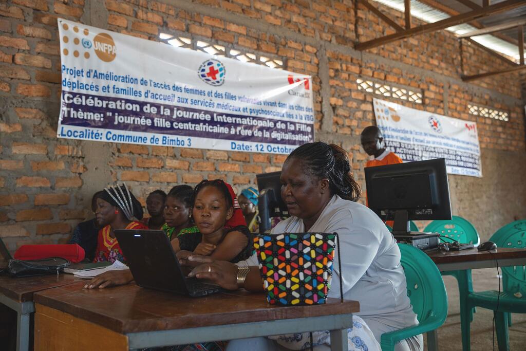 Women and girls attend a computer literacy class at Boing Bimbo Safe Space for women and girls in Bangui, Central African Republic, supported by UNFPA.